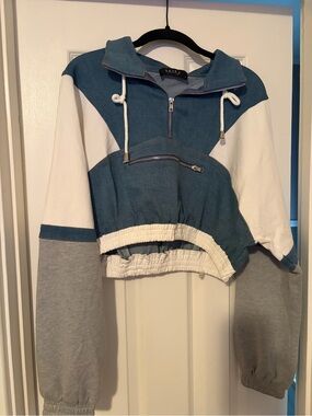 Brand new AKIRA Teal, White & Gray Colorblock Cropped Half-Zip Pullover